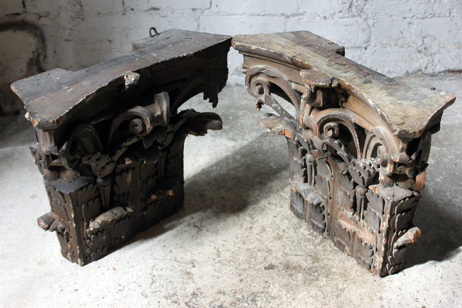 A Decorative Pair of Carved Pine, Plaster & Gesso Painted Corinthian Capital Wall Brackets c.1800