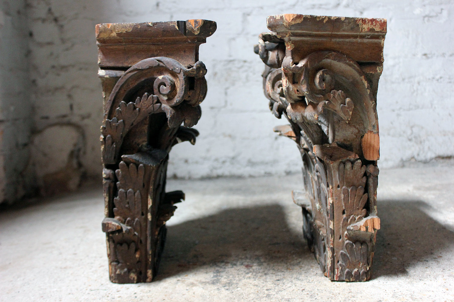 A Decorative Pair of Carved Pine, Plaster & Gesso Painted Corinthian Capital Wall Brackets c.1800