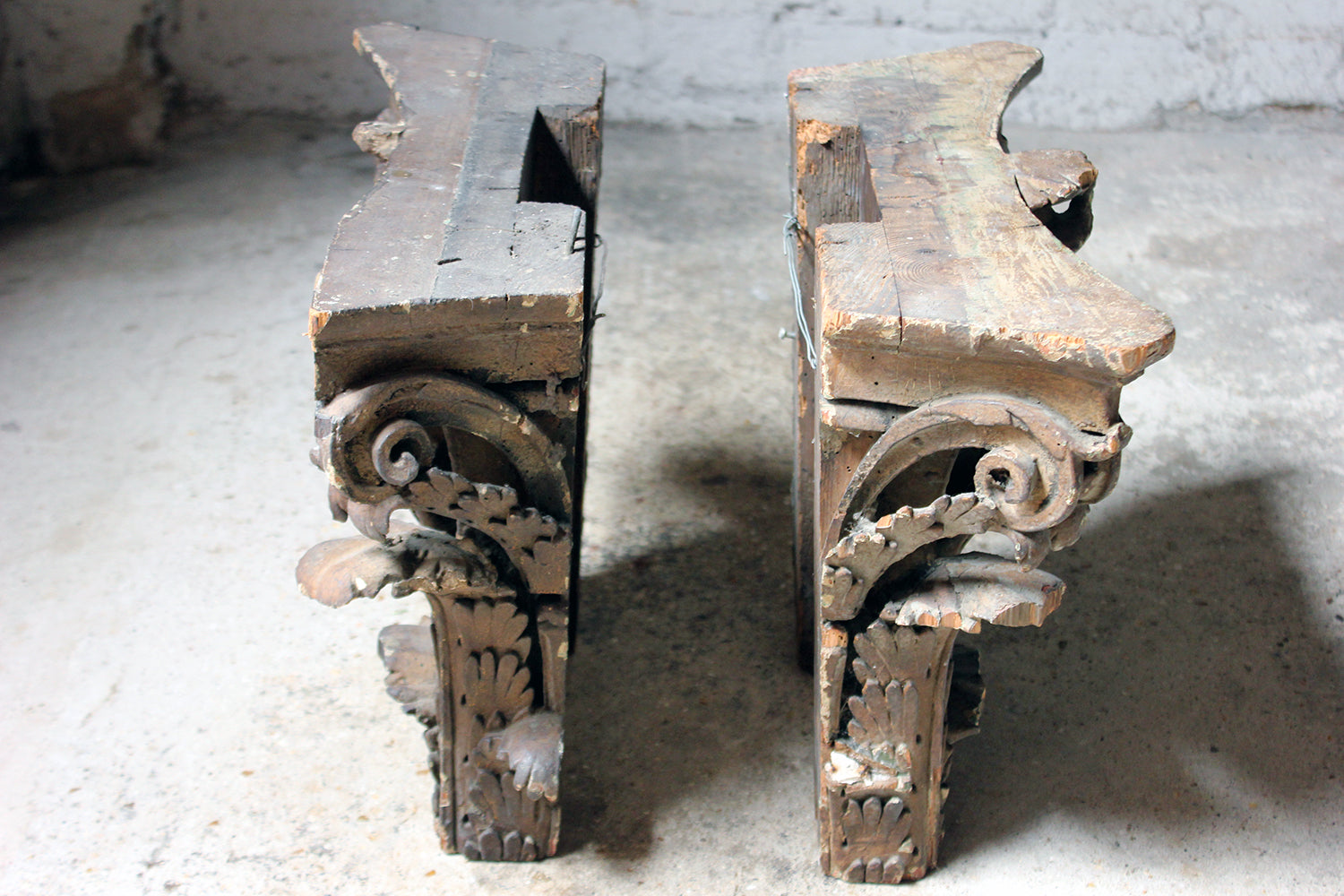 A Decorative Pair of Carved Pine, Plaster & Gesso Painted Corinthian Capital Wall Brackets c.1800