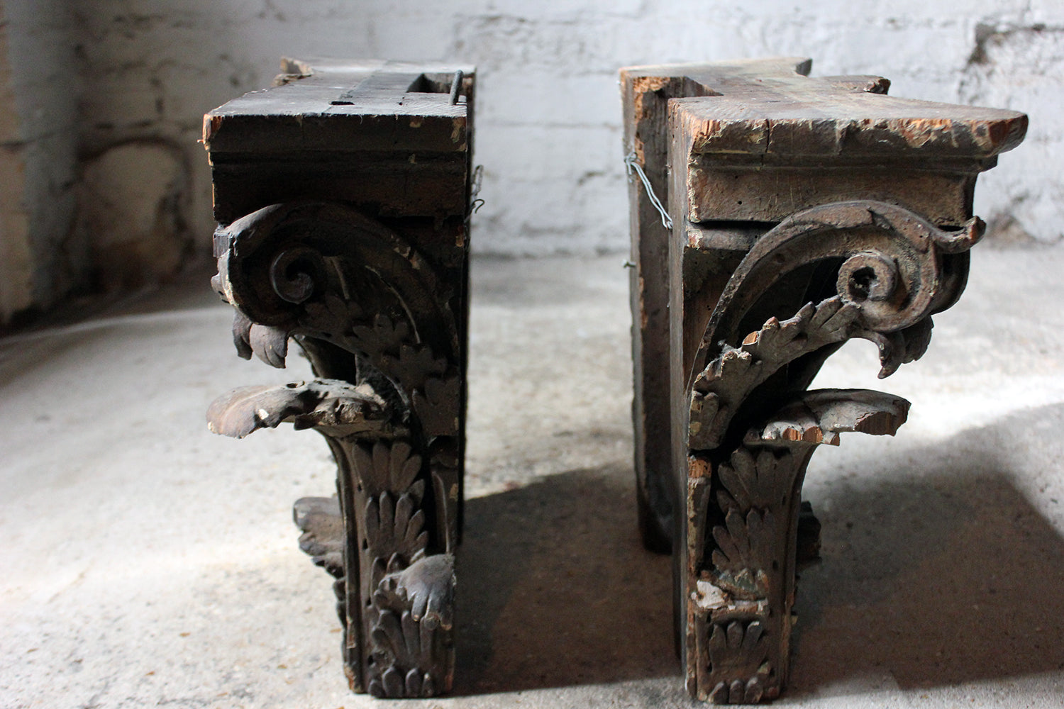 A Decorative Pair of Carved Pine, Plaster & Gesso Painted Corinthian Capital Wall Brackets c.1800