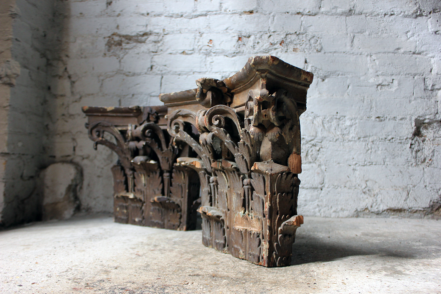A Decorative Pair of Carved Pine, Plaster & Gesso Painted Corinthian Capital Wall Brackets c.1800