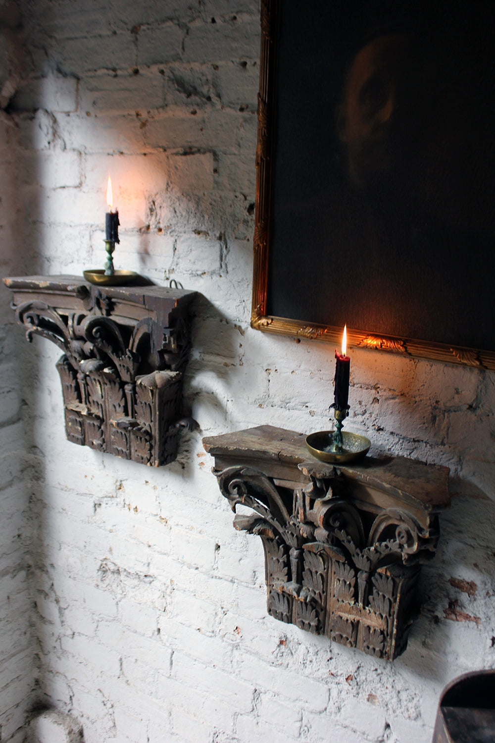 A Decorative Pair of Carved Pine, Plaster & Gesso Painted Corinthian Capital Wall Brackets c.1800