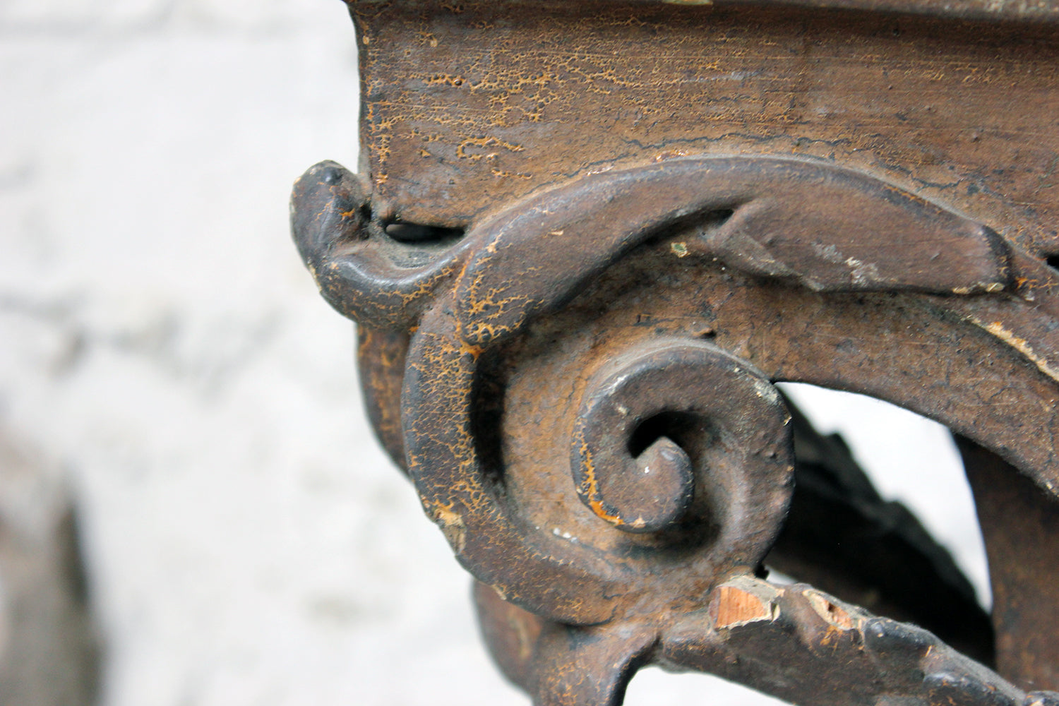 A Decorative Pair of Carved Pine, Plaster & Gesso Painted Corinthian Capital Wall Brackets c.1800