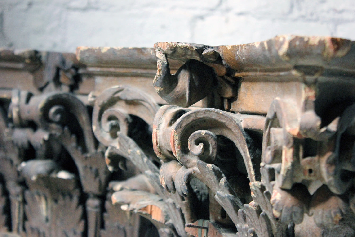 A Decorative Pair of Carved Pine, Plaster & Gesso Painted Corinthian Capital Wall Brackets c.1800