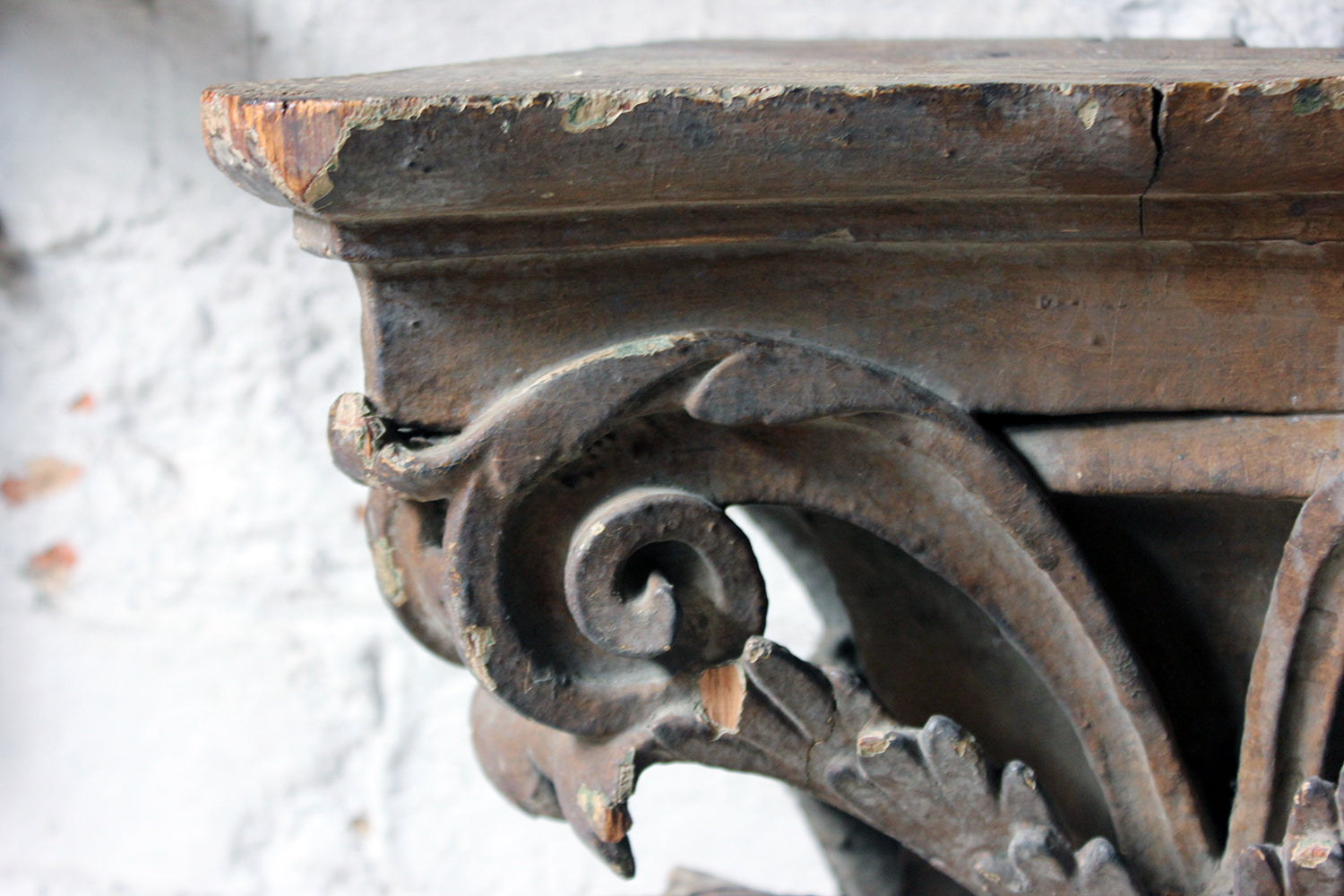 A Decorative Pair of Carved Pine, Plaster & Gesso Painted Corinthian Capital Wall Brackets c.1800