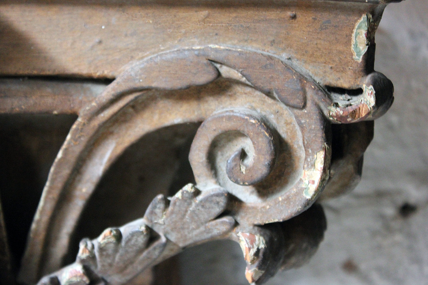 A Decorative Pair of Carved Pine, Plaster & Gesso Painted Corinthian Capital Wall Brackets c.1800