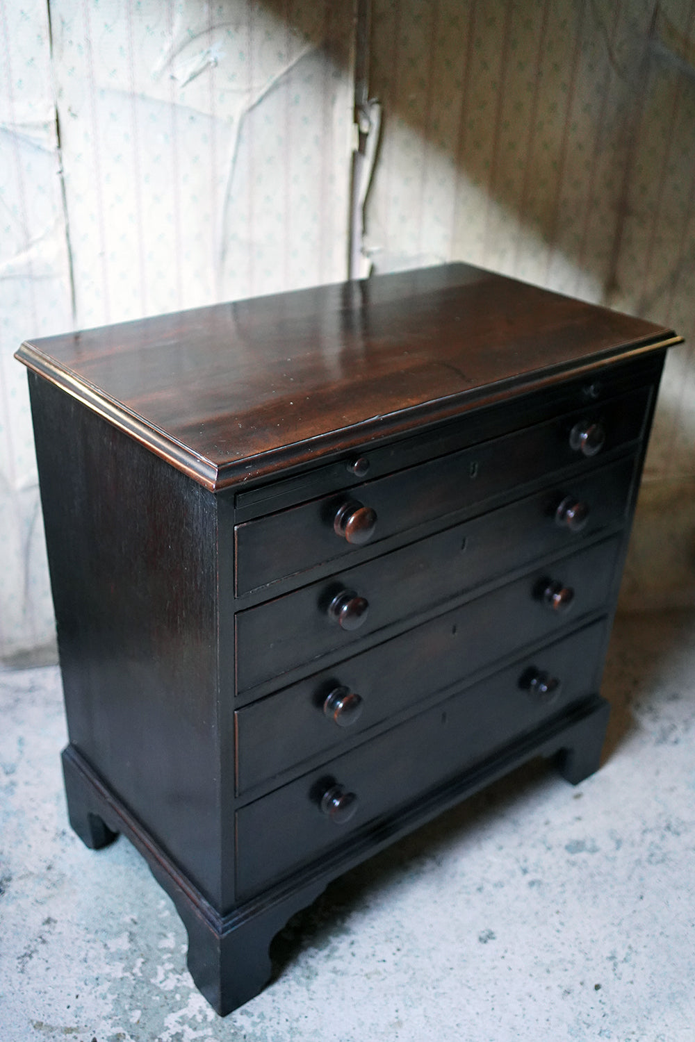A Good George III Mahogany Bachelors Chest of Drawers c.1780