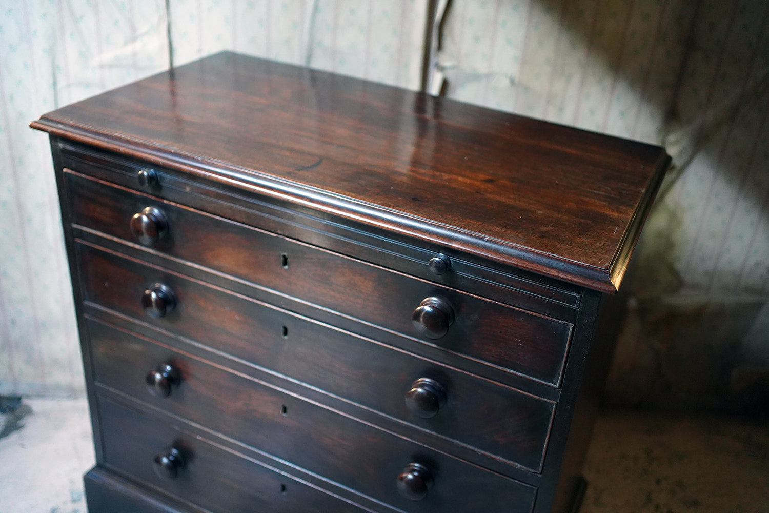 A Good George III Mahogany Bachelors Chest of Drawers c.1780