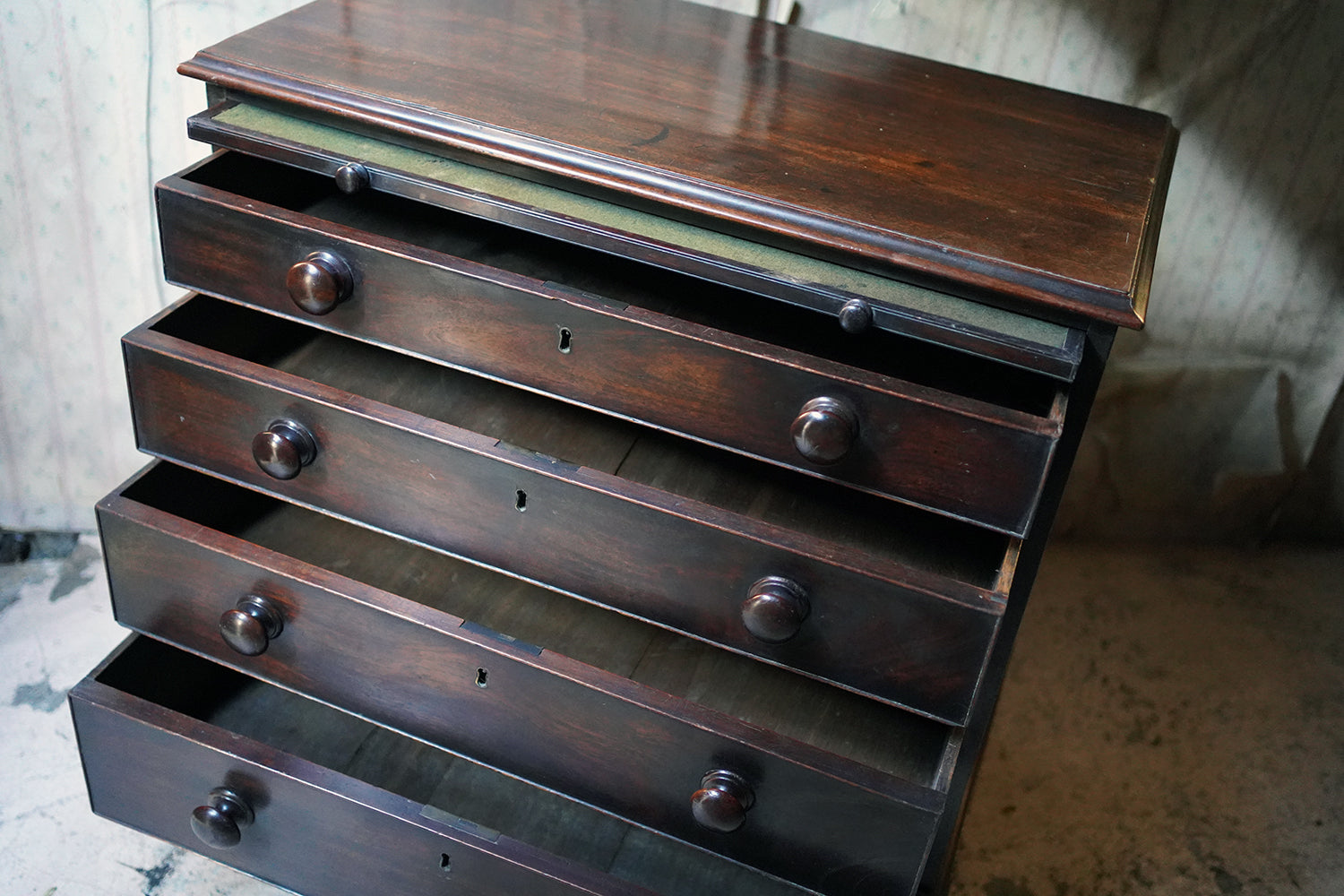 A Good George III Mahogany Bachelors Chest of Drawers c.1780