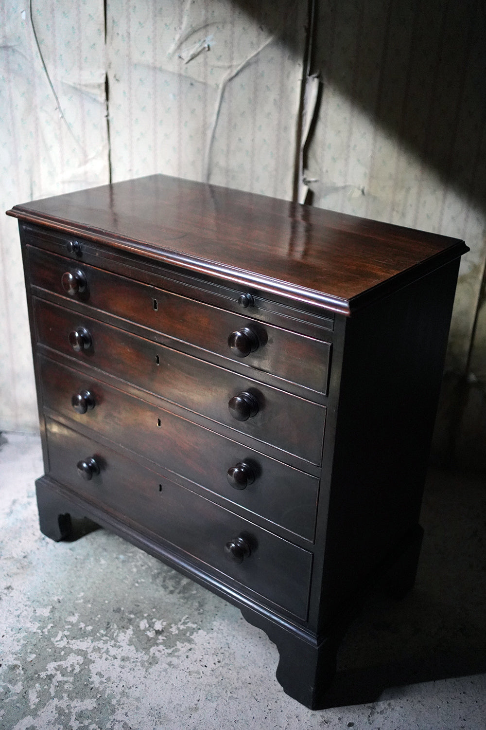 A Good George III Mahogany Bachelors Chest of Drawers c.1780