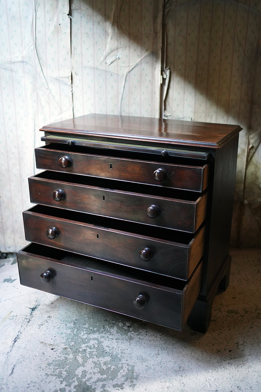 A Good George III Mahogany Bachelors Chest of Drawers c.1780