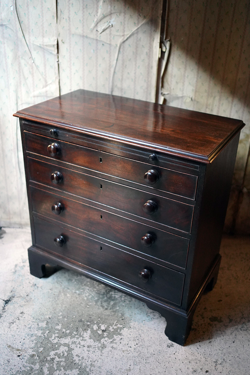 A Good George III Mahogany Bachelors Chest of Drawers c.1780