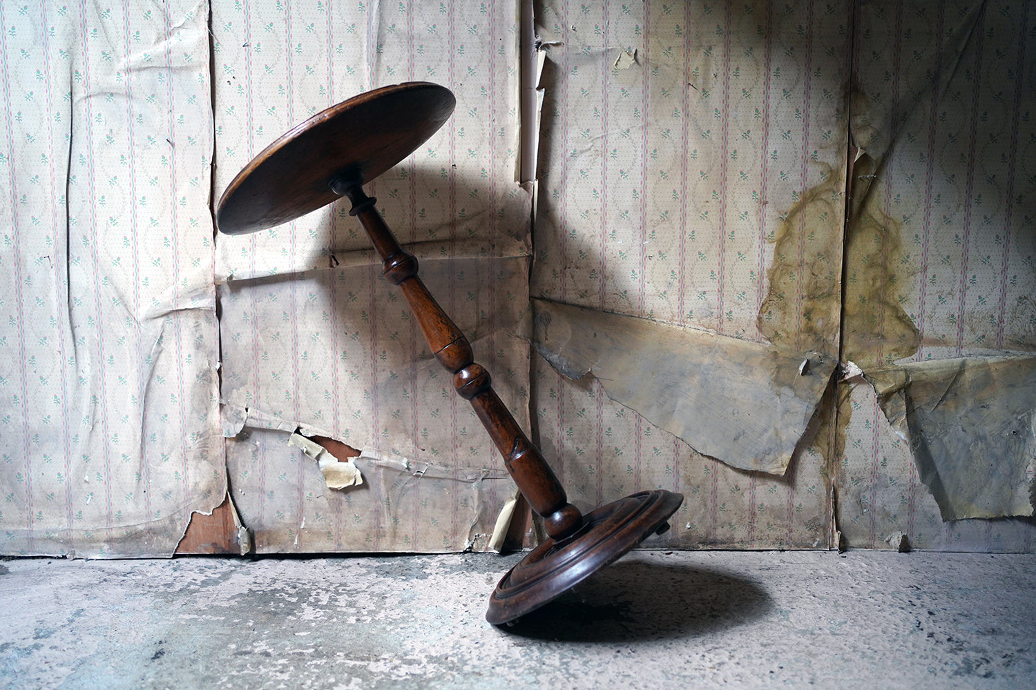 A Good Early 19thC Walnut Wine Table c.1810-20