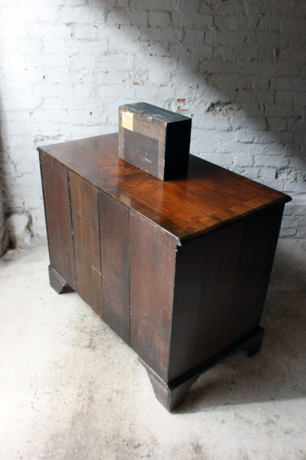 A Delightful Queen Anne Period Walnut Chest of Drawers c.1710