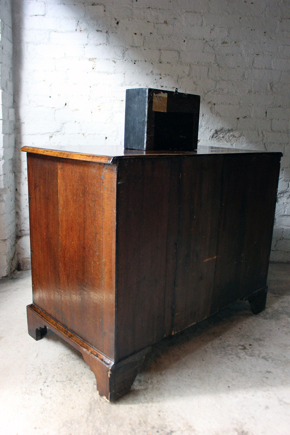 A Delightful Queen Anne Period Walnut Chest of Drawers c.1710