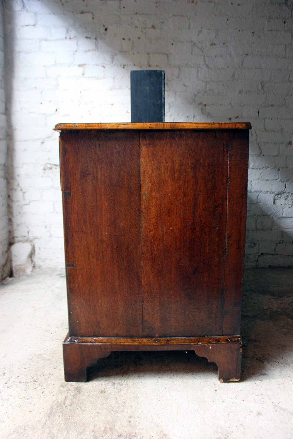 A Delightful Queen Anne Period Walnut Chest of Drawers c.1710