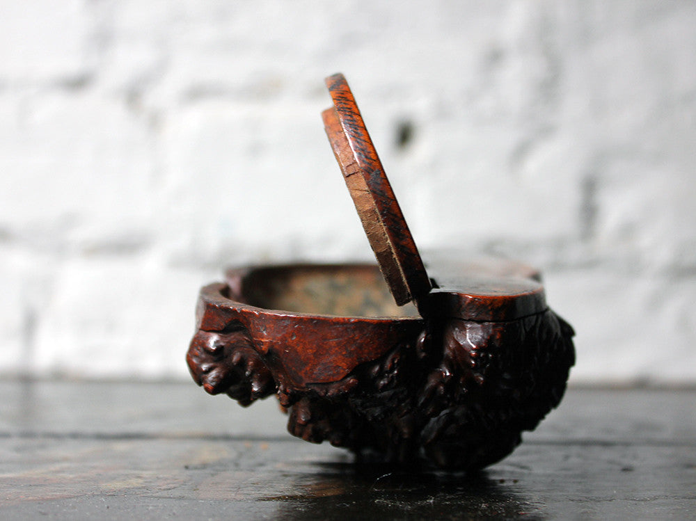A Charming c.1820 Pen & Ink Naively Decorated Scottish Burr Root Wood Snuff Mull; 'Tam o'Shanter'