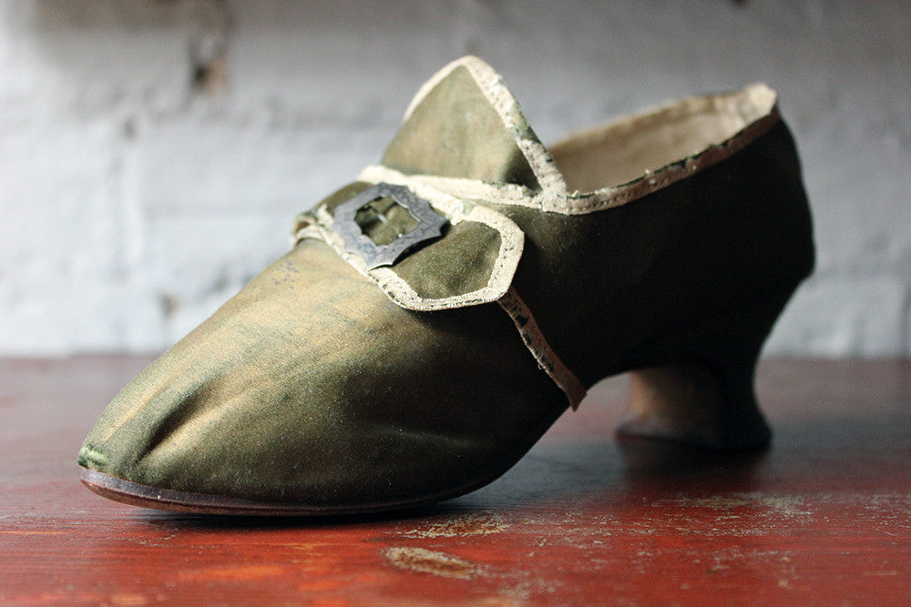 A Glorious 18thC Silk Ladies Shoe c.1730-55
