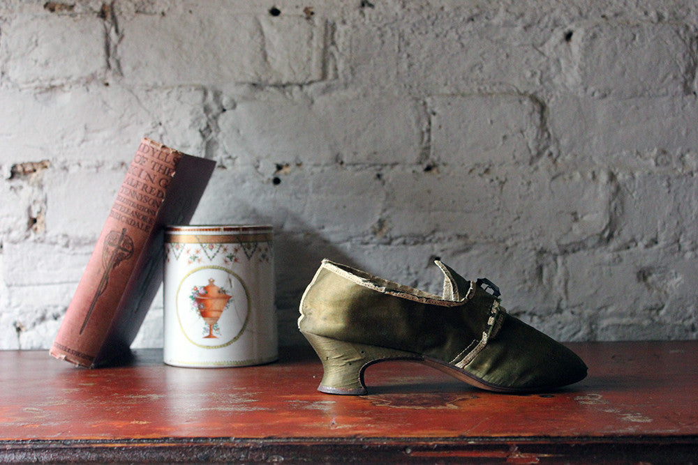 A Glorious 18thC Silk Ladies Shoe c.1730-55