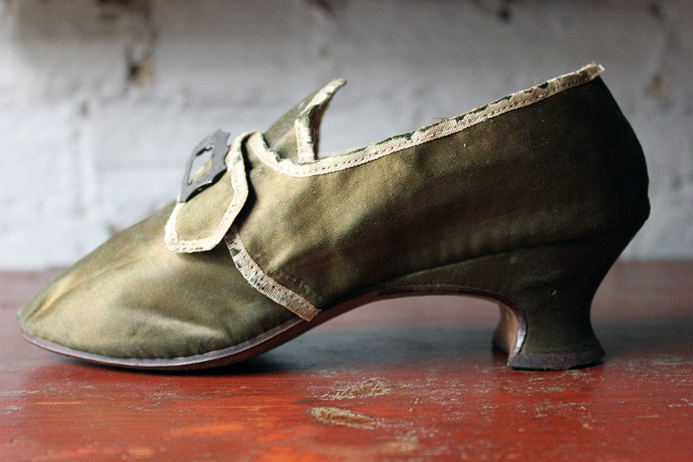 A Glorious 18thC Silk Ladies Shoe c.1730-55