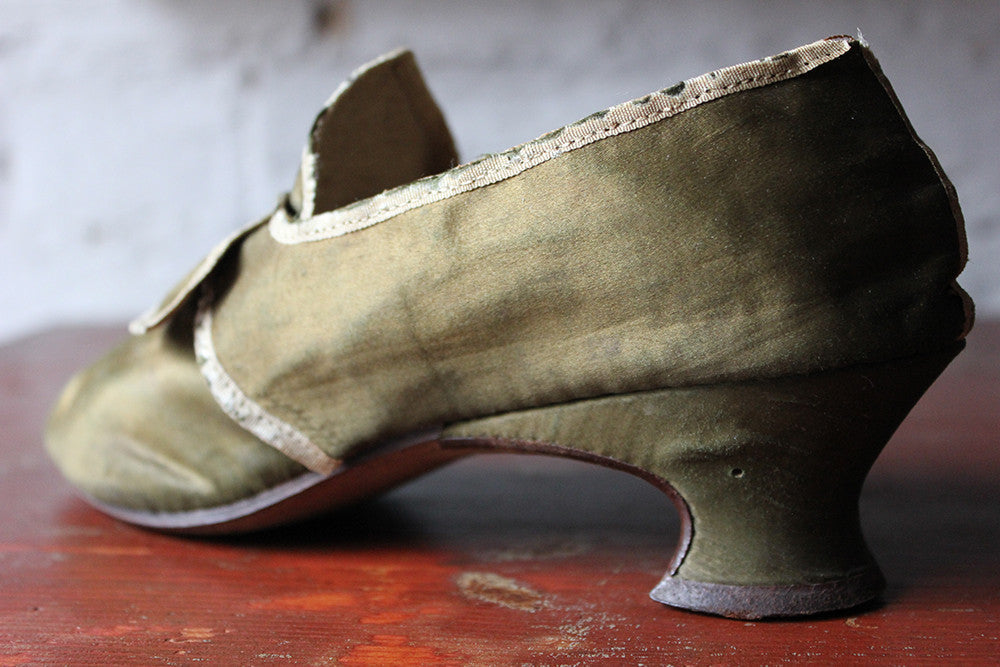 A Glorious 18thC Silk Ladies Shoe c.1730-55