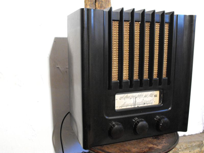 A Fully Operational Art Deco Bakelite Murphy SAD94S Vintage Radio