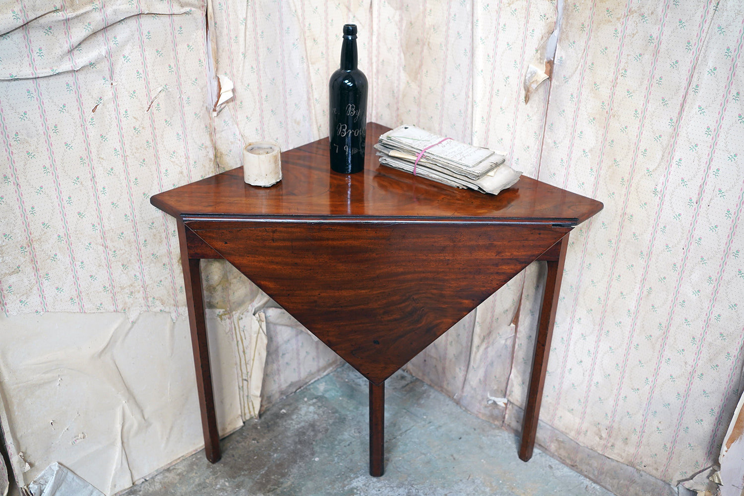 A George III Mahogany Triangular Drop-Leaf Corner Table c.1760-70