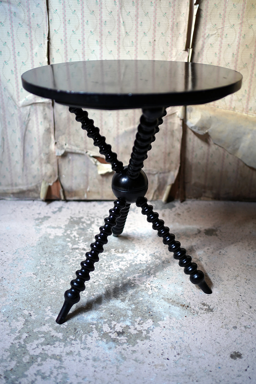 A Good Quality Late 19thC Ebonised Aesthetic Movement Ebonised Gypsy Table by Wylie & Lochhead
