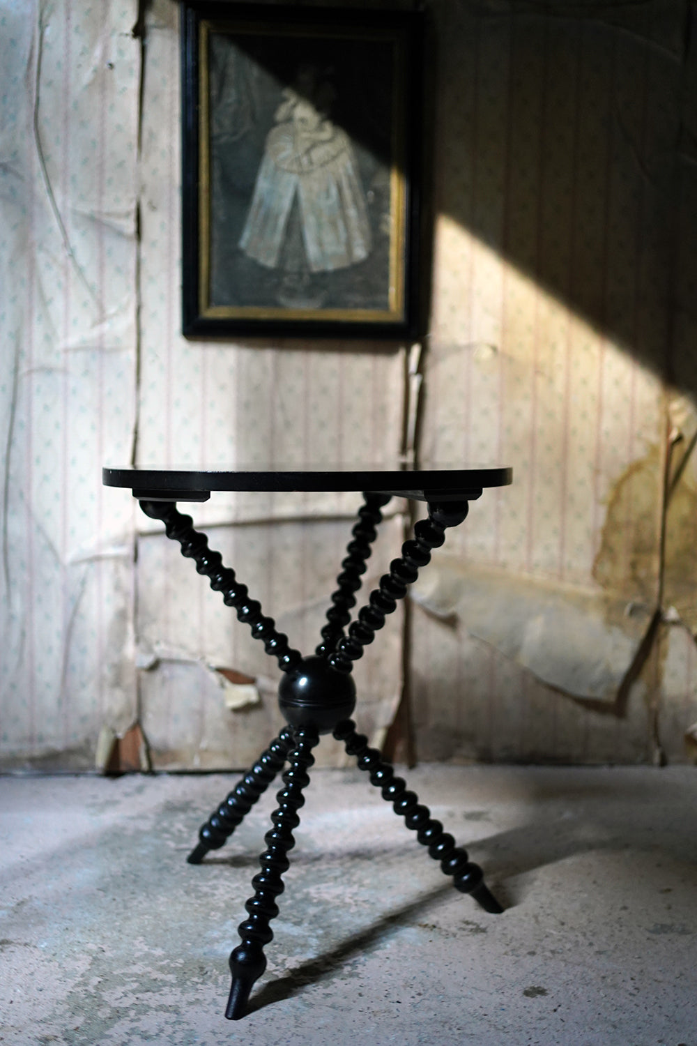 A Good Quality Late 19thC Ebonised Aesthetic Movement Ebonised Gypsy Table by Wylie & Lochhead