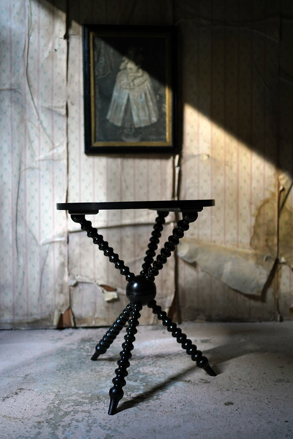 A Good Quality Late 19thC Ebonised Aesthetic Movement Ebonised Gypsy Table by Wylie & Lochhead