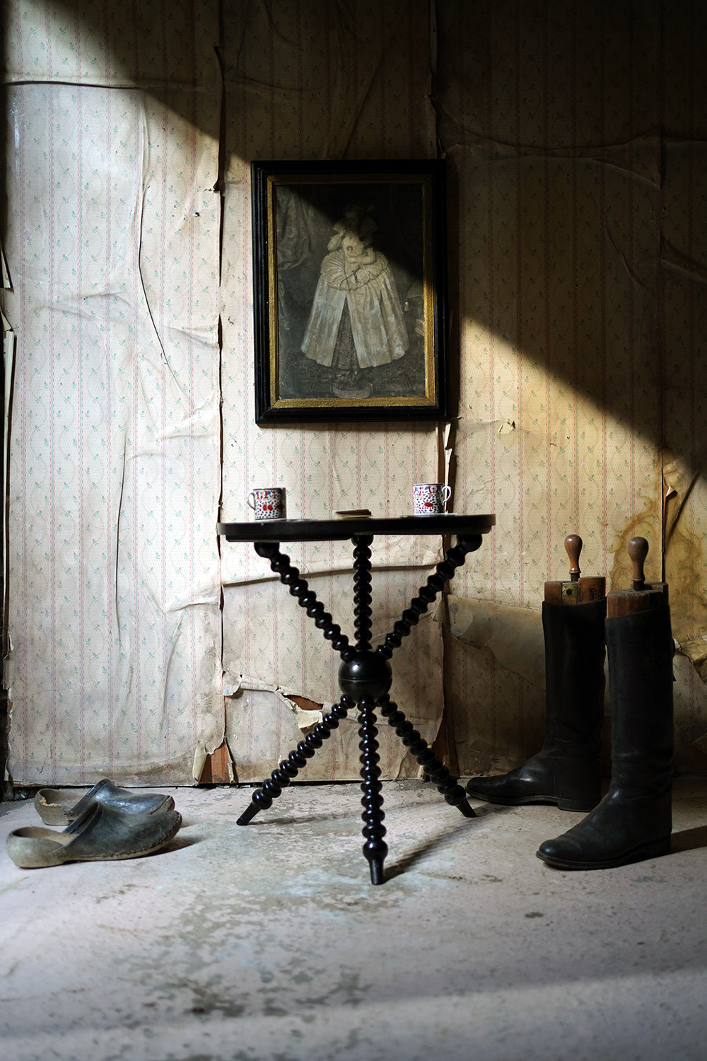 A Good Quality Late 19thC Ebonised Aesthetic Movement Ebonised Gypsy Table by Wylie & Lochhead