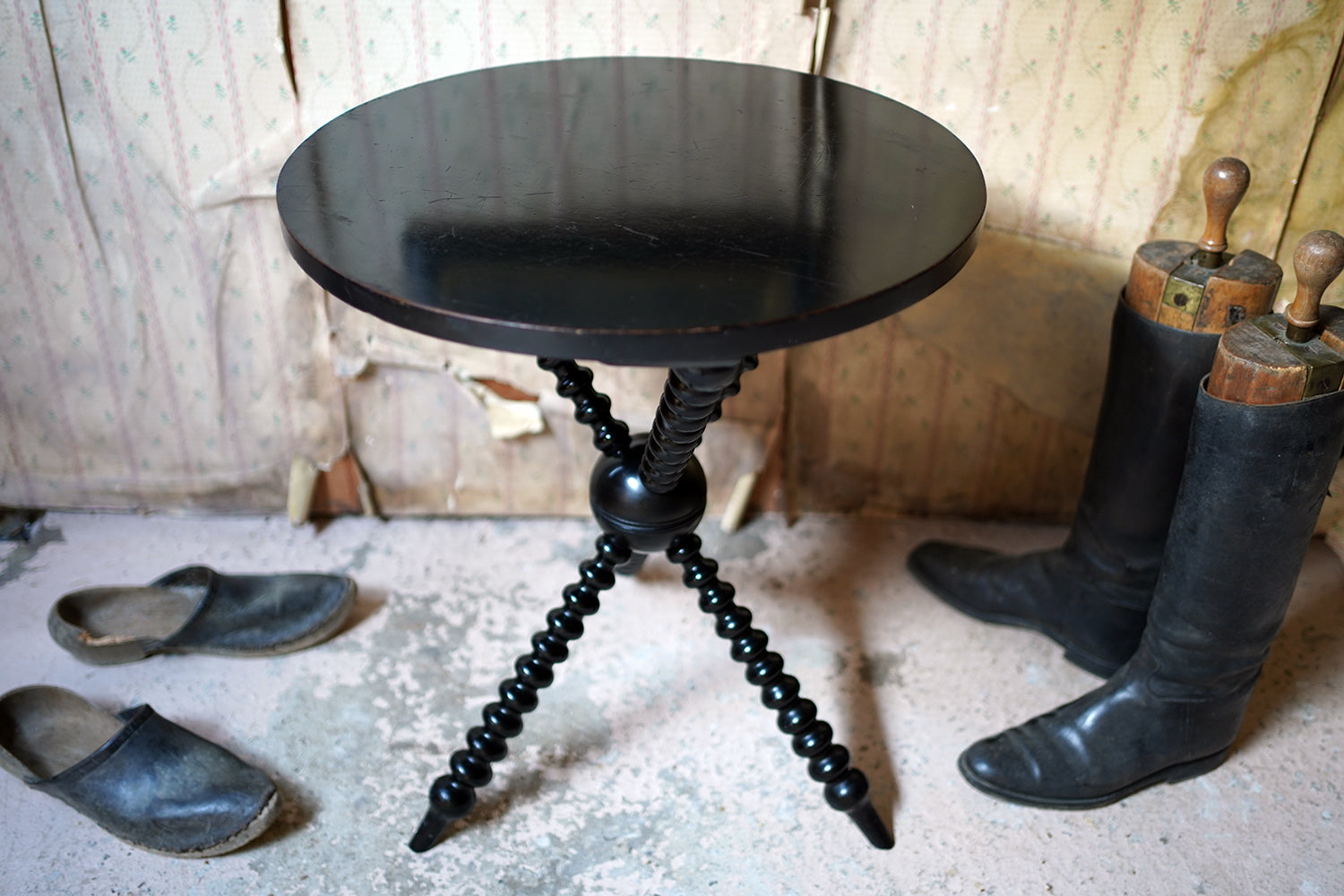 A Good Quality Late 19thC Ebonised Aesthetic Movement Ebonised Gypsy Table by Wylie & Lochhead